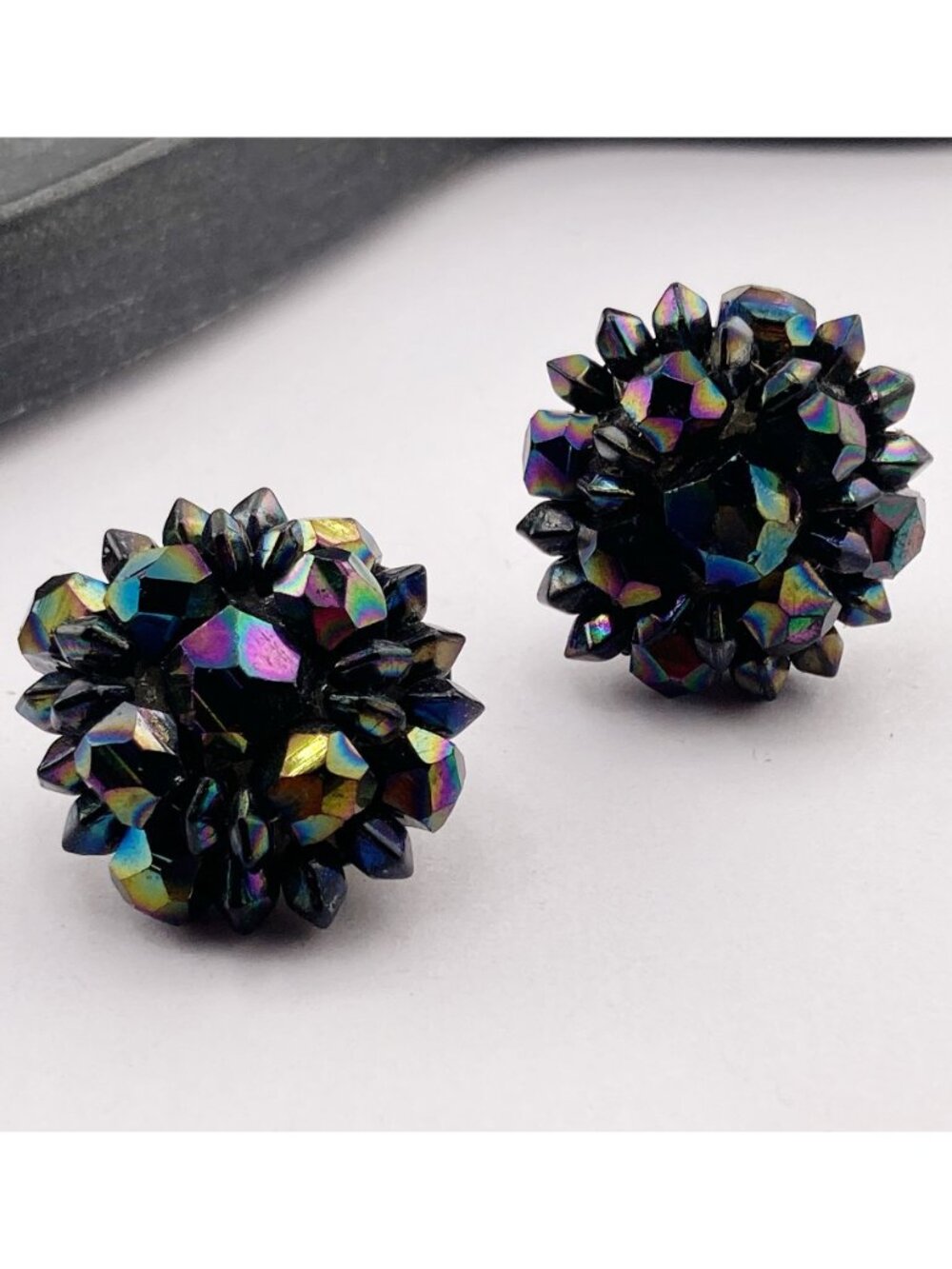 VINTAGE Oil slick style black plastic cluster bead clip-on earrings 1950s pinup - Picture 3 of 15